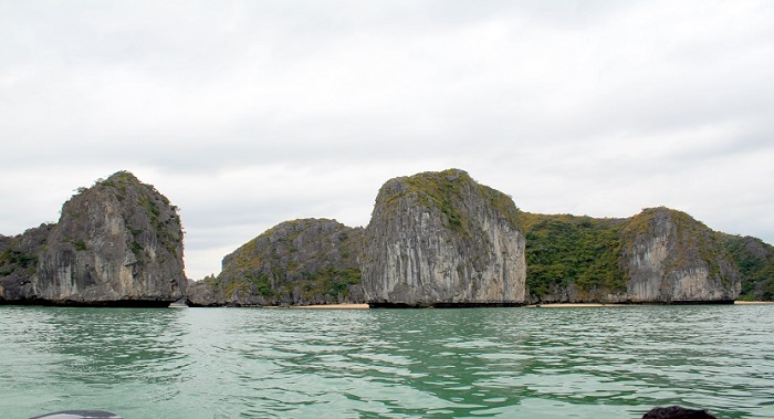 Xung quanh Bãi tắm Ba Trái Đào là đảo đá nên khá kín gió và an toàn