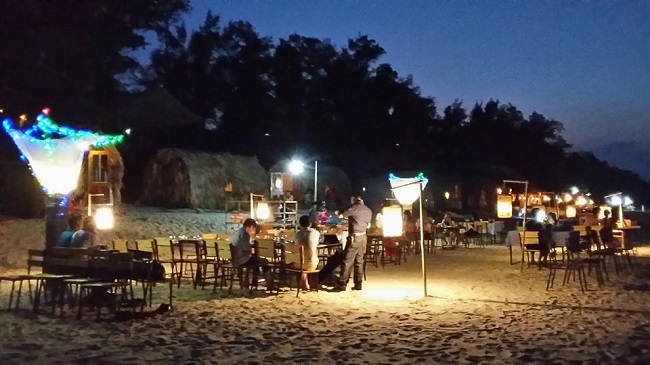 Bữa tiệc BBQ trên bãi biển cùng người thân